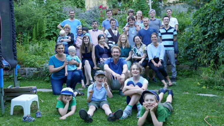 Gruppenfoto der JST Arbeitsgruppe mit Familien 2020